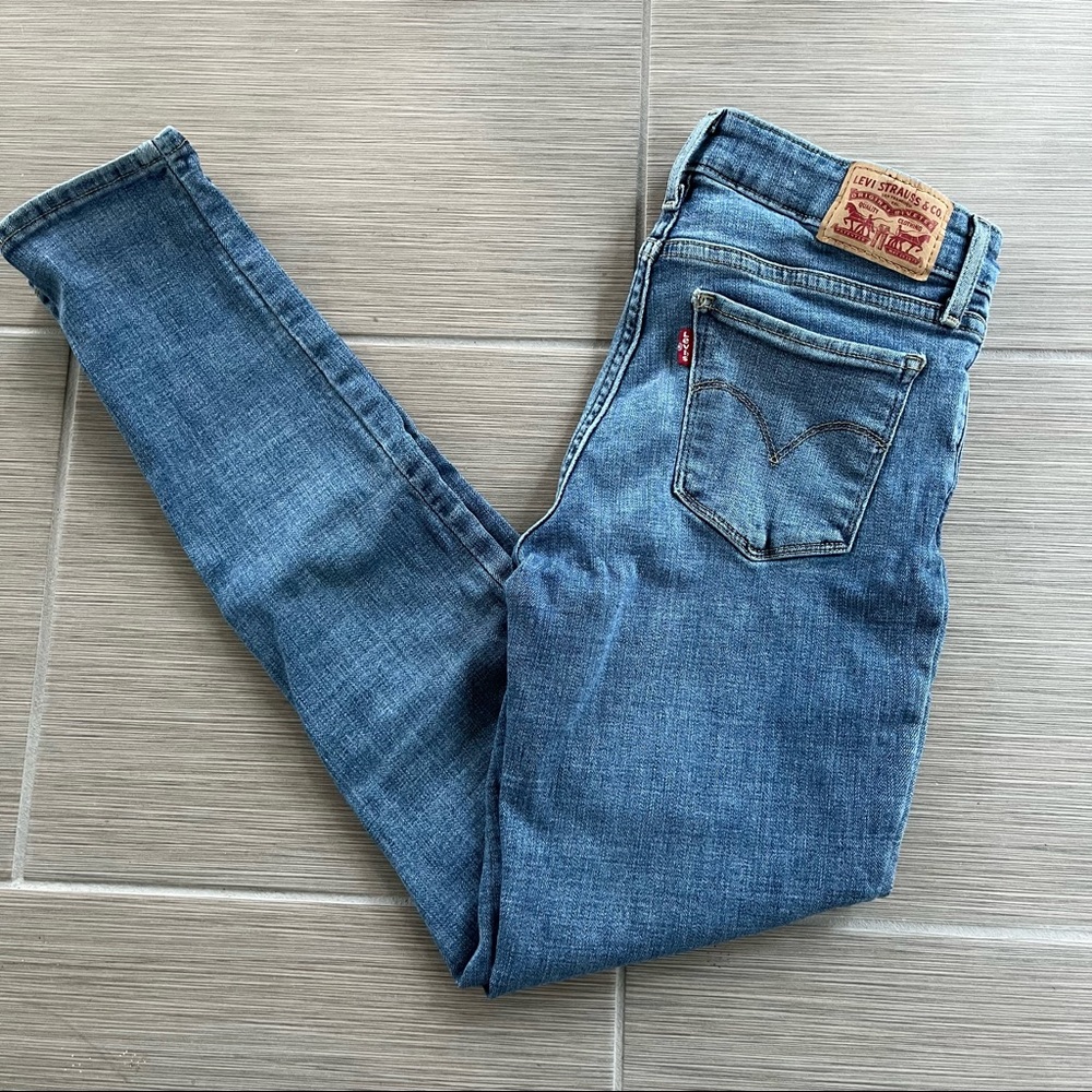 Levi Jeans Size 26 (Size 2)